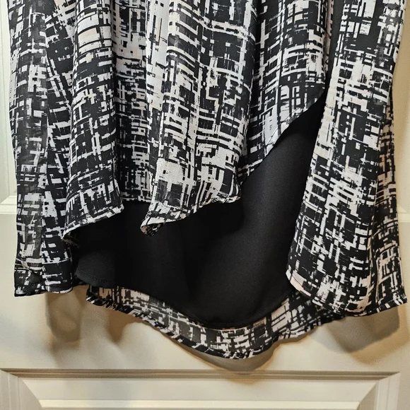 Torrid 2X Abstract Keyhole Layered Tank Blouse Plus Size Flowy Top - Picture 10 of 12